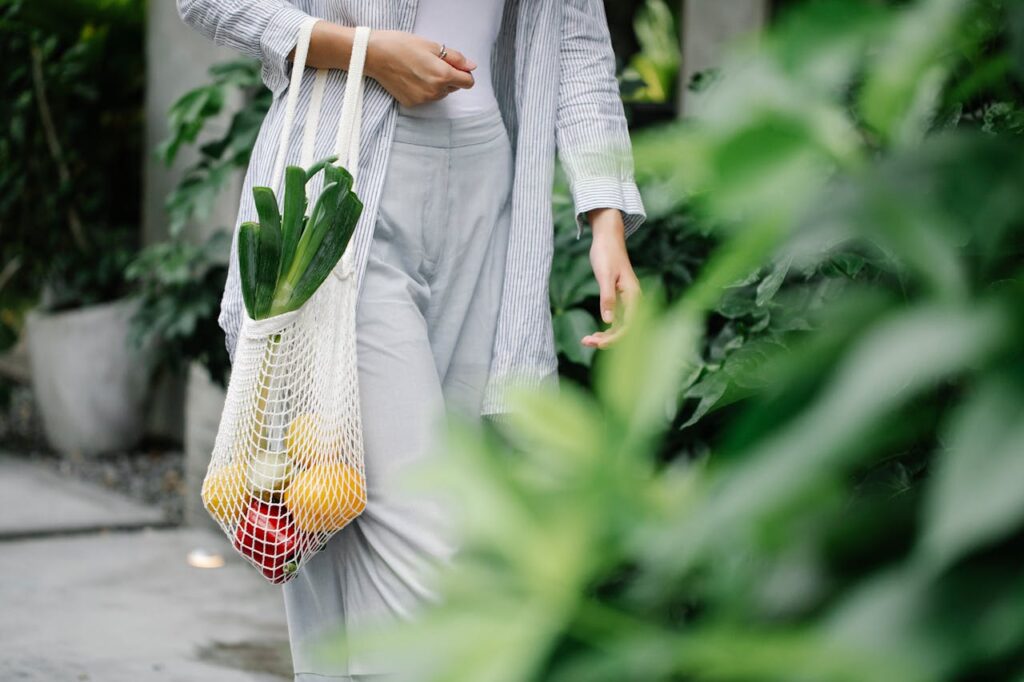 shopping with reusable bag